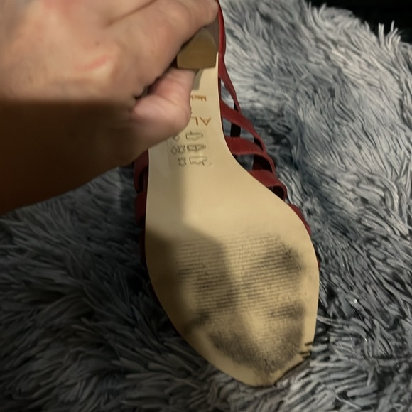 Red shoes with a short heel. - Picture 5 of 8